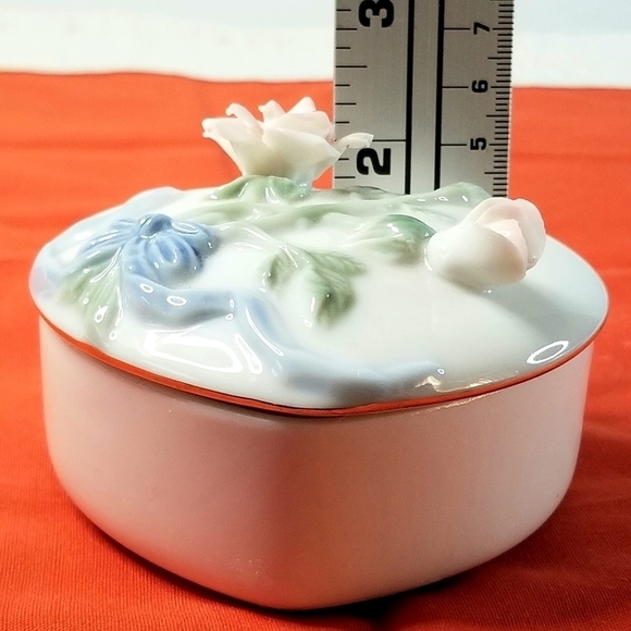 Heritage House Heart 3D Floral Fine Porcelain Music Box Trinket - Picture 6 of 12